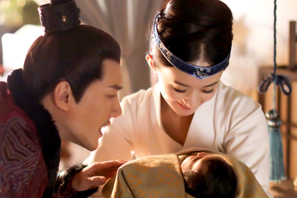 冯绍峰和朱一龙吃火锅,吃完贴心给赵丽颖打包,网友:没嫁错人