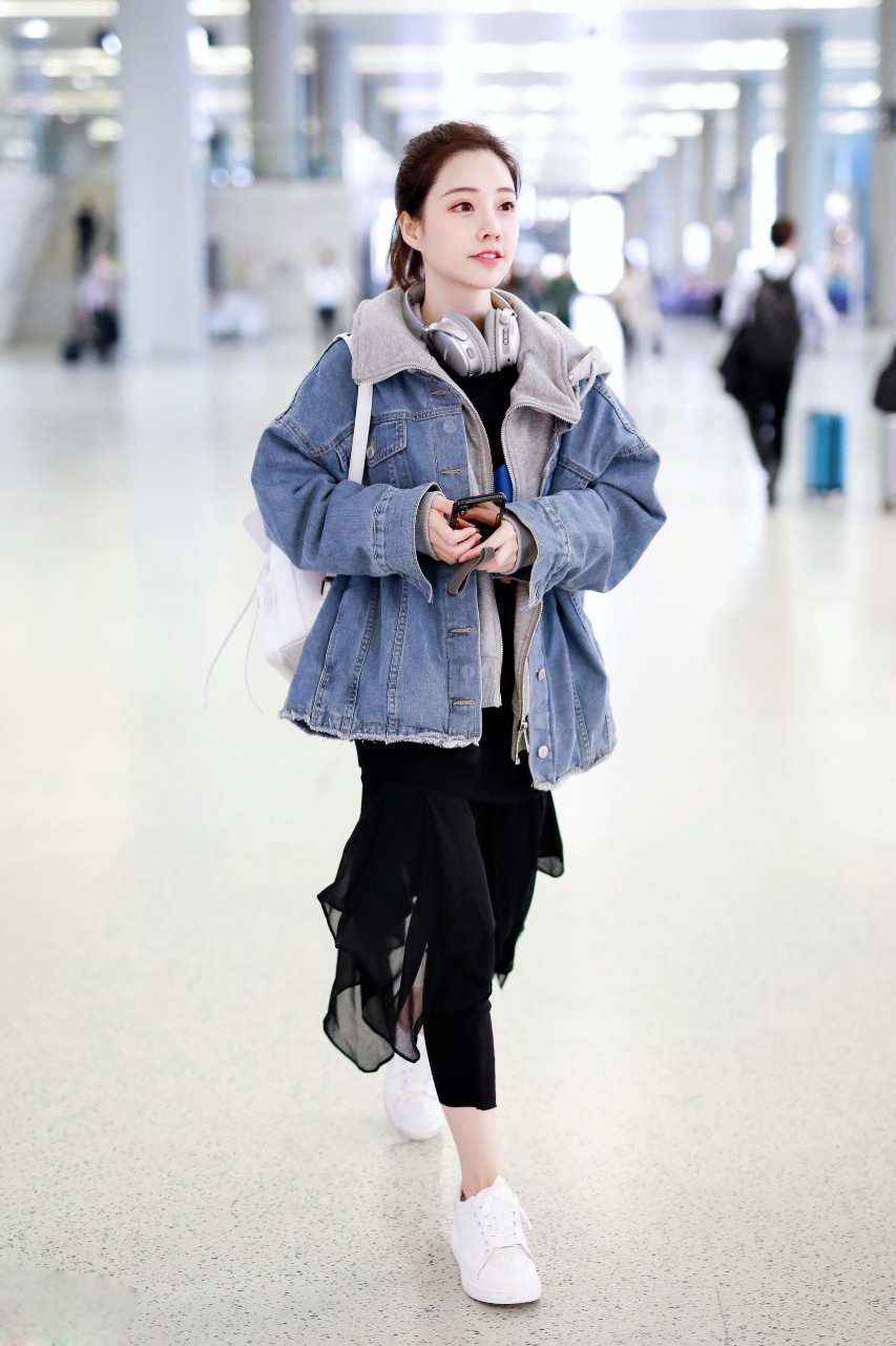 冯提莫现身上海机场,青春阳光,搞怪可爱!