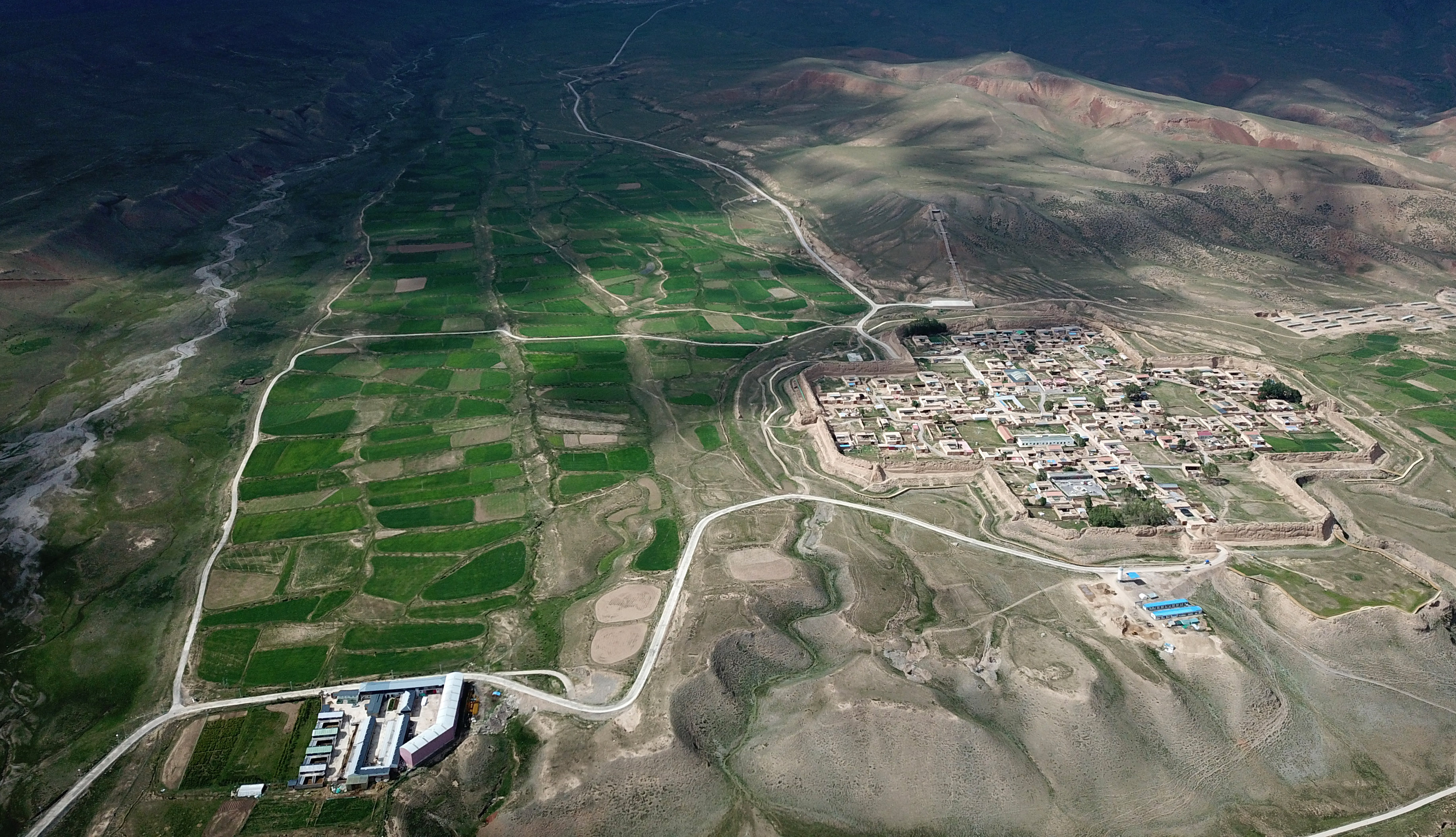 新华社照片,夏河(甘肃),2019年6月21日    白石崖下的八角城    这是6