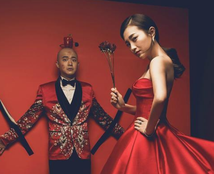 包贝尔,一路既往的搞笑不断,拍婚纱照假装被固定在墙上,等着受摧残吧