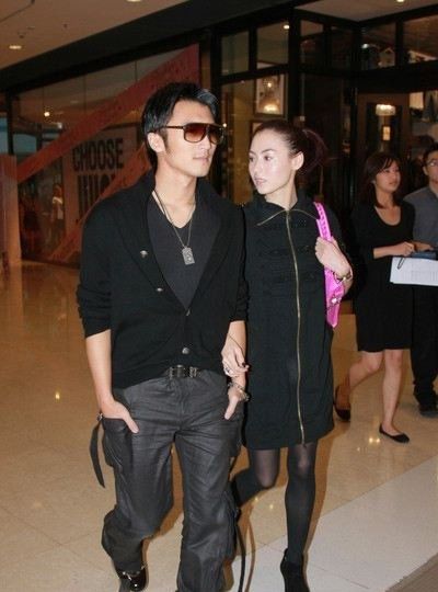 谢霆锋陪两任老婆逛街,态度相差不止一点,网友:身体是最诚实的