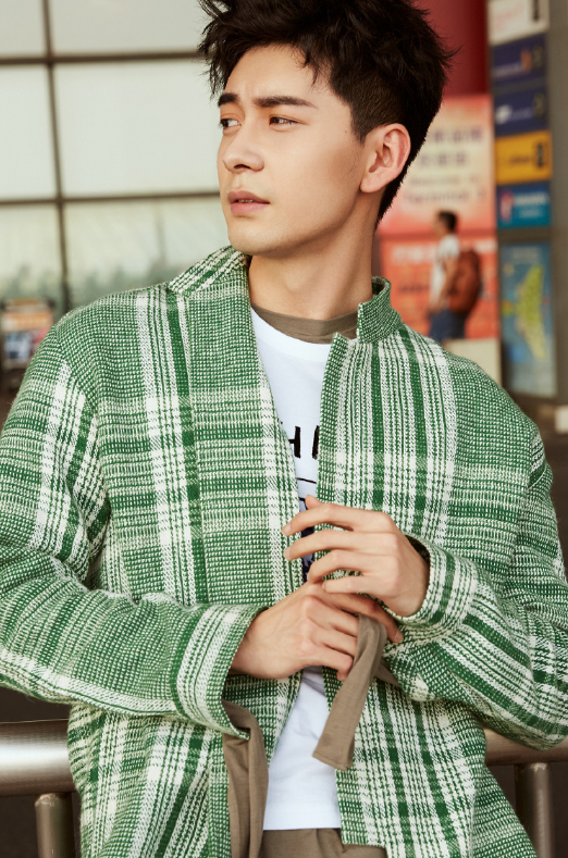 身穿淡绿色外套,搭配白色内搭和裤子,洋溢着清新阳光的气息,帅气英俊