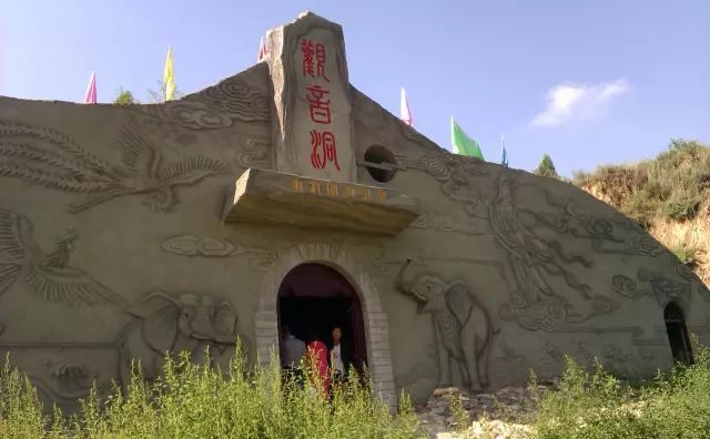 观音大士打败了蛇王,赶走了蛇子蛇孙.