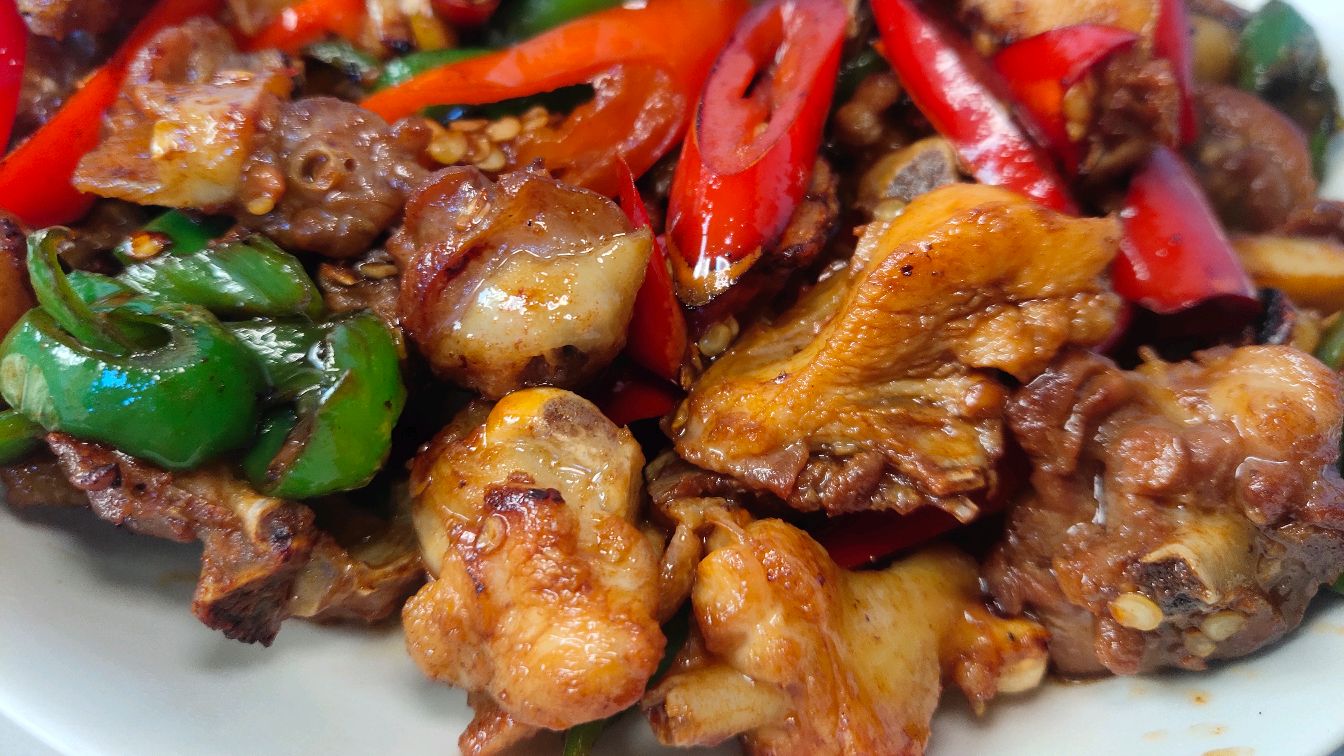 好久没吃过怎么好吃的辣椒炒鸡肉了,上桌就抢着吃完了