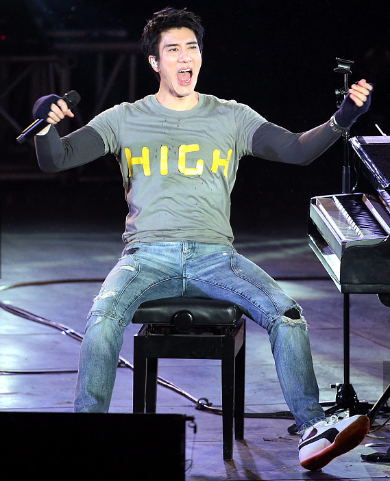 台北跨年:王力宏弹钢琴自我陶醉,数千粉冒雨到场聆听汪小菲助阵