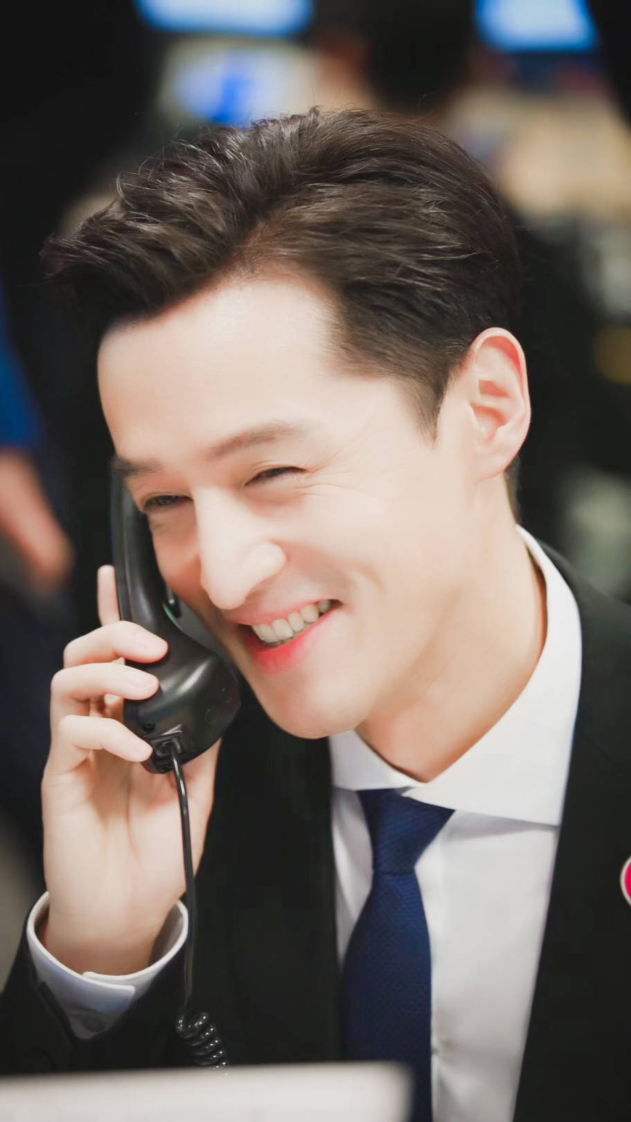 胡歌,一个被岁月厚待的大男孩,笑起来太有感染力了!