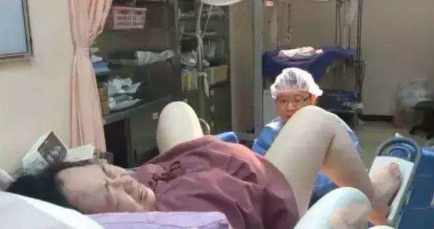 "娃都生了你手在掏啥?"男医生来不及解释,产妇就感觉下面一疼