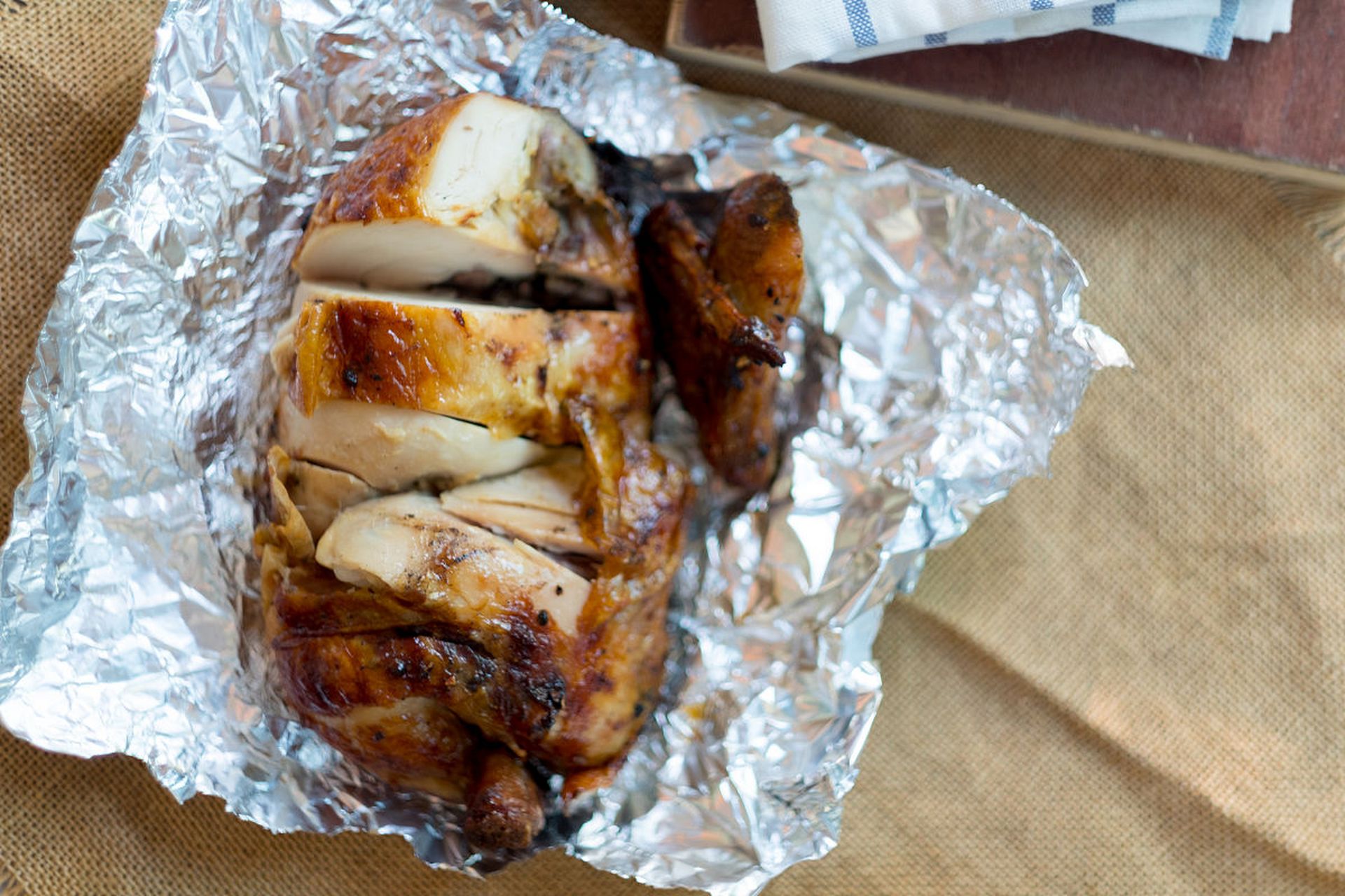 五千年食光# 梧州纸包鸡是广西地区著名的一道特色菜肴,以其独特的