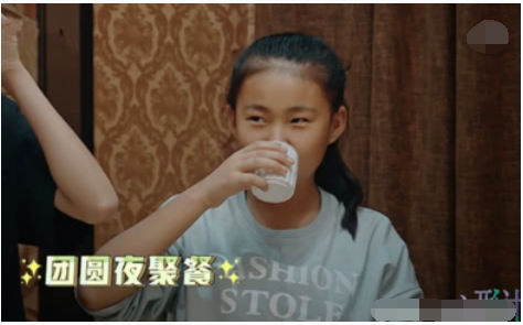 《变形计》农村女孩吃火锅点菜,报菜名后豪妈变脸了,太不懂规矩