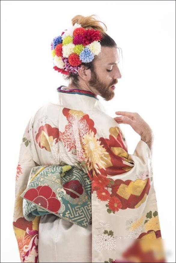 ladybeard发和服新照 倾情回眸一笑杀伤力十足