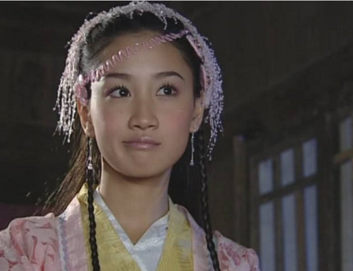 没有首饰的穷剧组,却用满头的塑料"小雪花"造型,惊艳了无数人