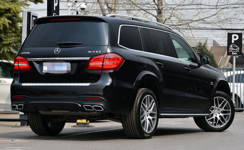 梅赛德斯amggls级空间比较大,完全够用,如果还嫌不够用的话只能说你太