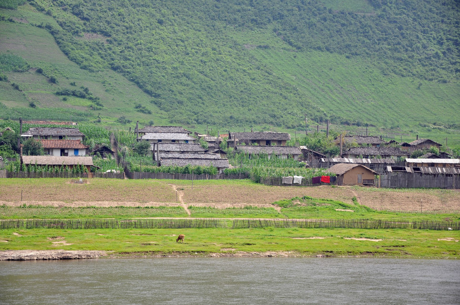 实拍朝鲜农村,看看朝鲜农民住什么房子?