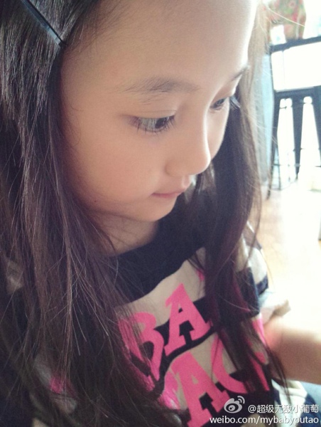 大眼睛圆脸萌娃小葡萄项滢璇生活照