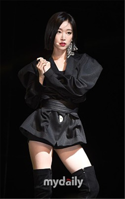 韩国女歌手soya黑色外套搭配高筒靴玩"下衣失踪"大秀美腿