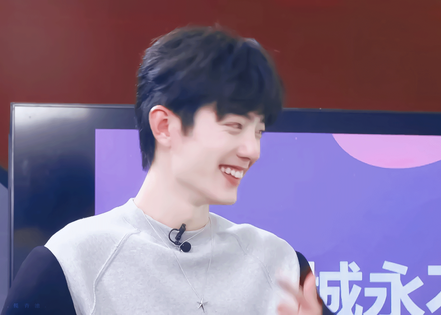 他的内心应该是个阳光,乐观的大男孩,才会如此爱笑吧