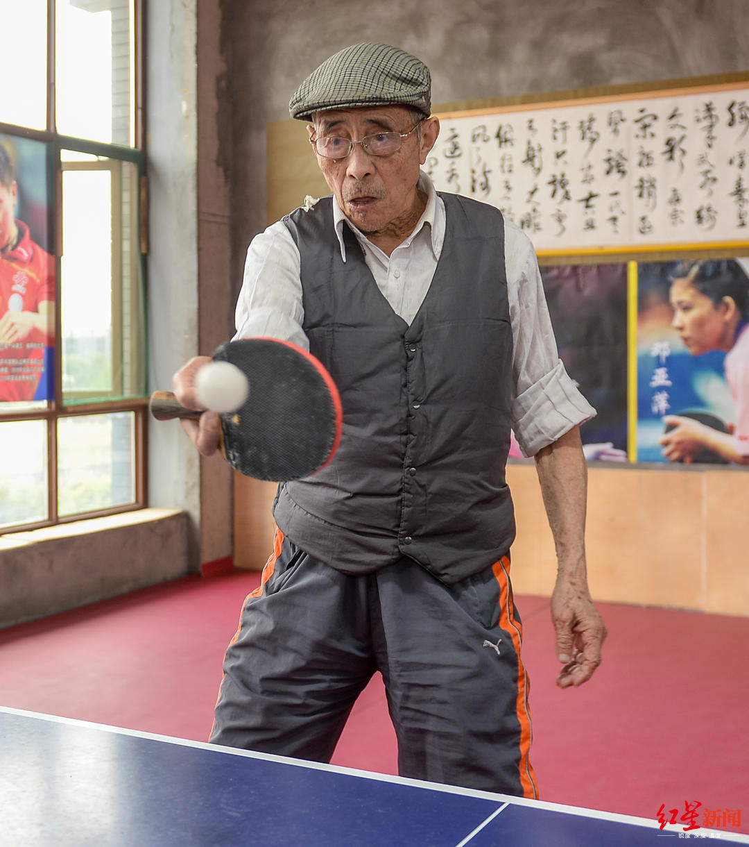 80年乒乓球龄,九旬大爷两拿世界冠军