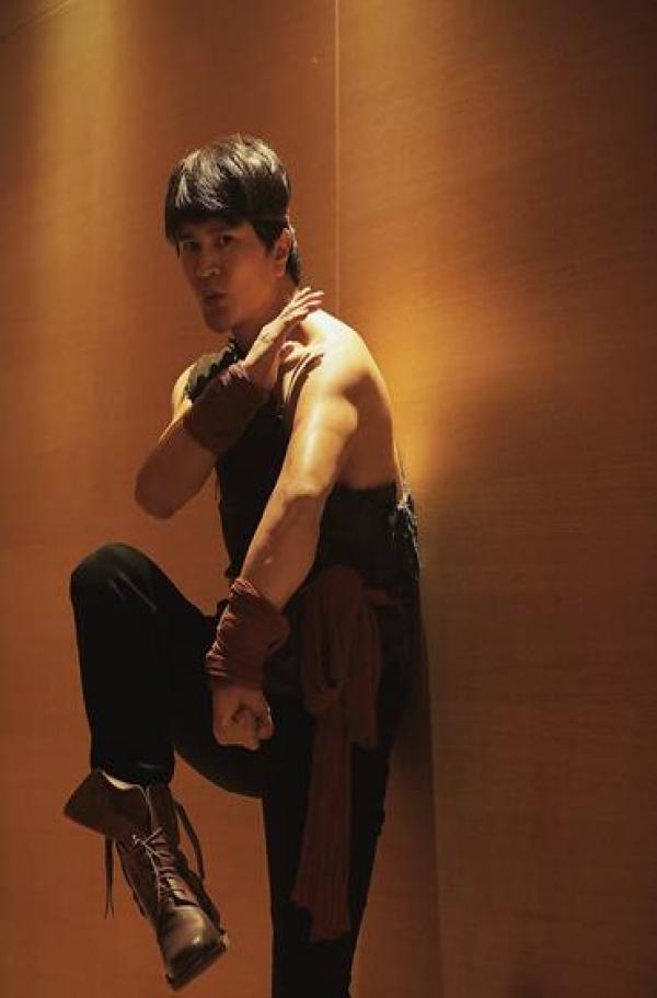 谷尚蔚丛林野人造型现身釜山电影节首映 现场影迷热情互动