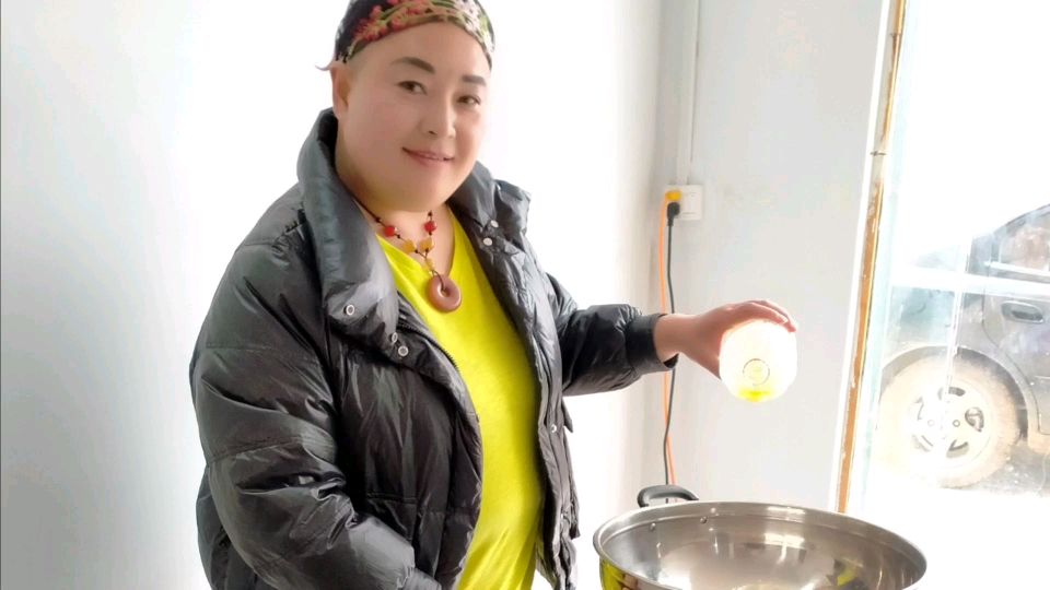 胖大嫂做瓜豆儿酱炖粉条,第一次吃这种美食,我忍不住把样品吃光