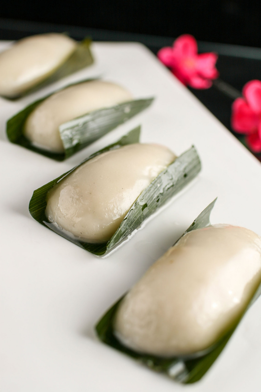 叶儿粑:用糯米粉面包麻容甜馅心或鲜肉咸馅心,外裹鲜橘子叶, 置旺火蒸