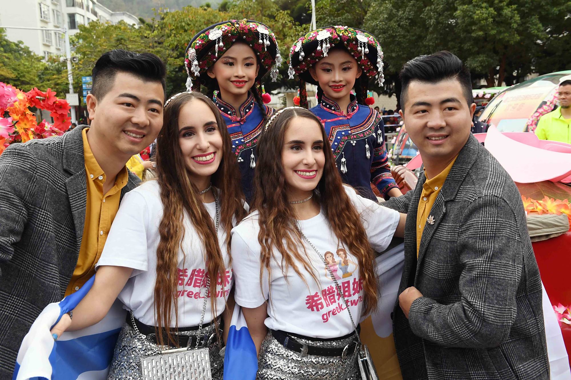 (文化)(6)云南墨江国际双胞胎文化节举行花车巡游