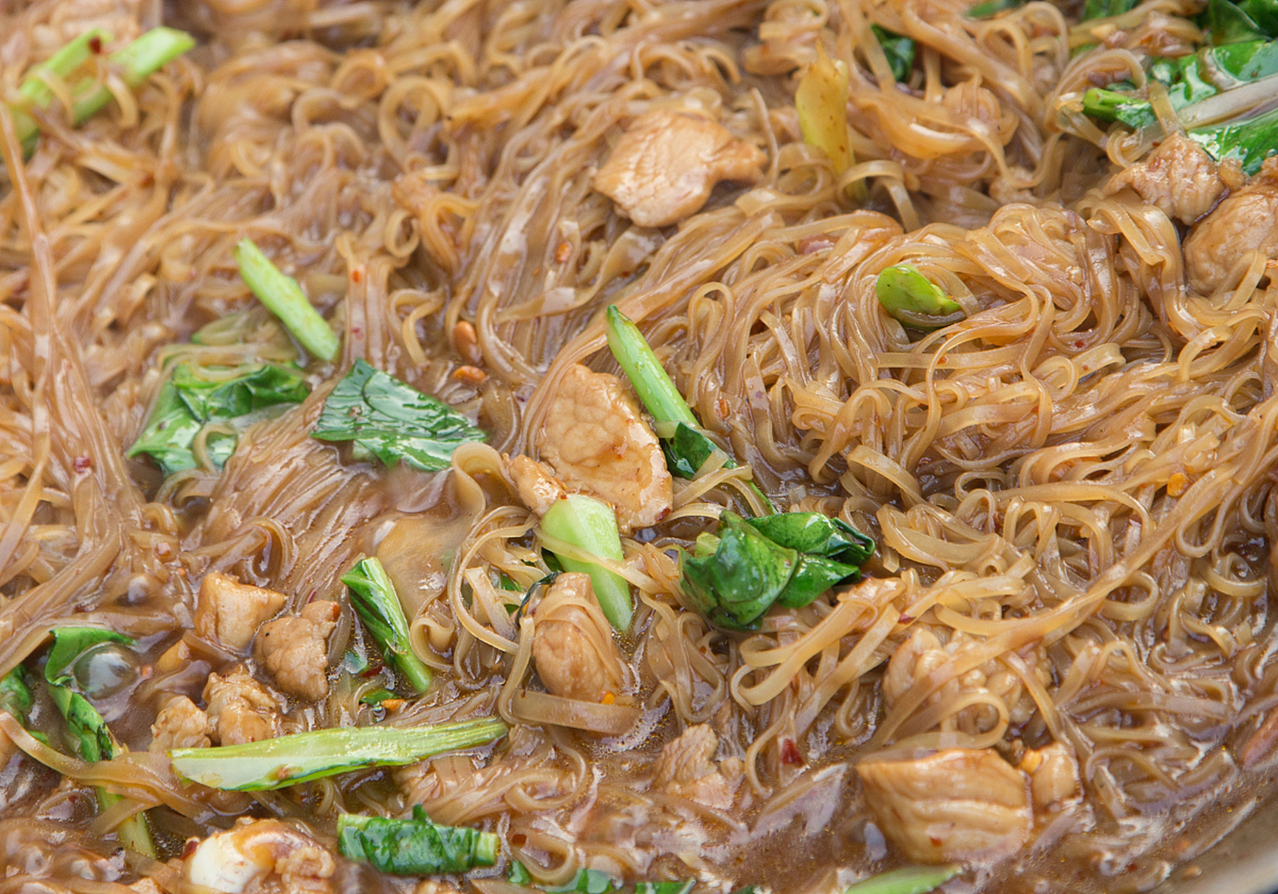 平潭焖冬粉是福建平潭的传统名菜,以冬粉,猪肉和蔬菜为主要原料,口感