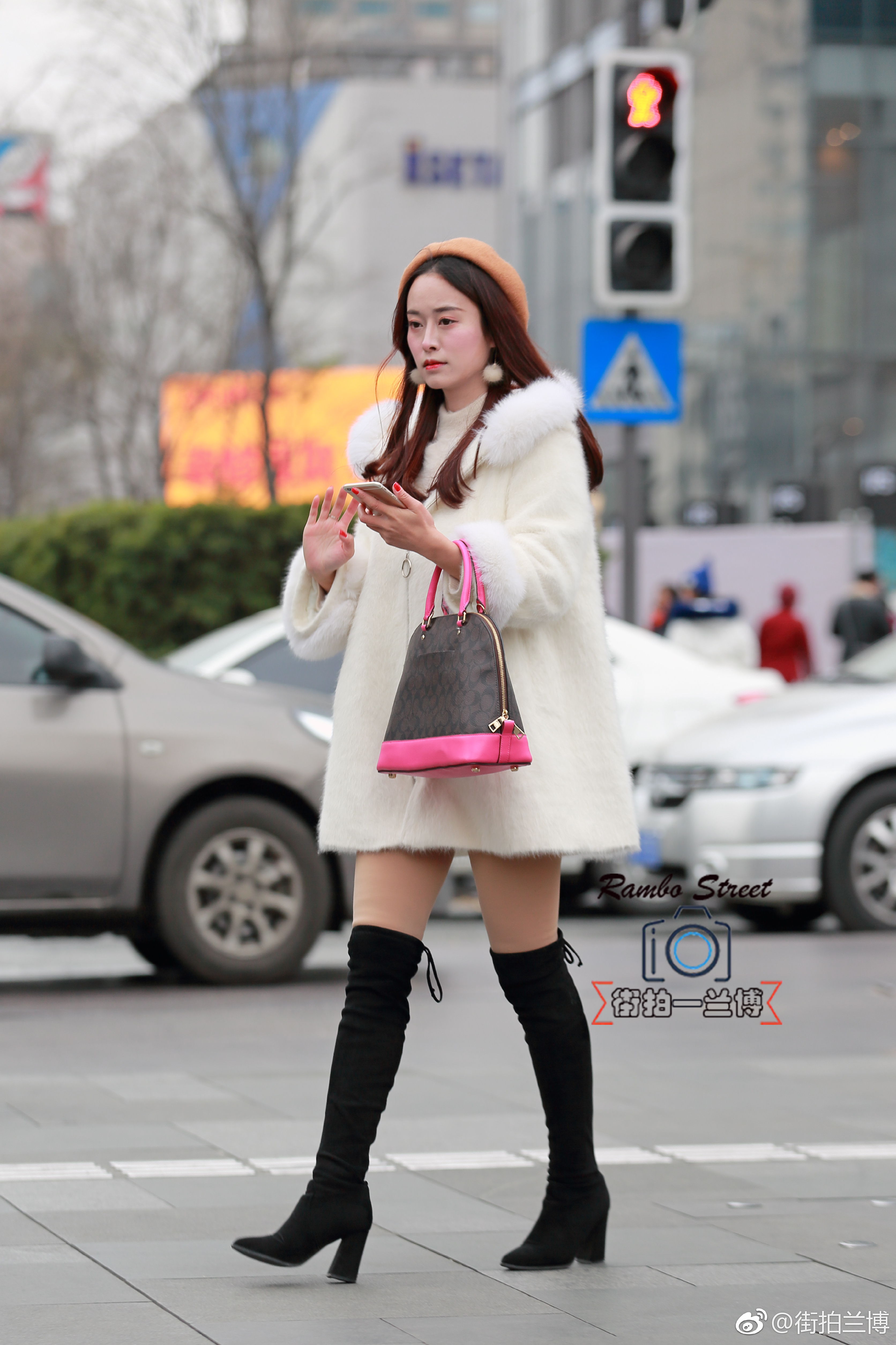 街拍成都:过膝靴,大白腿,性感短裙,身材丰腴而匀称,好迷人啊