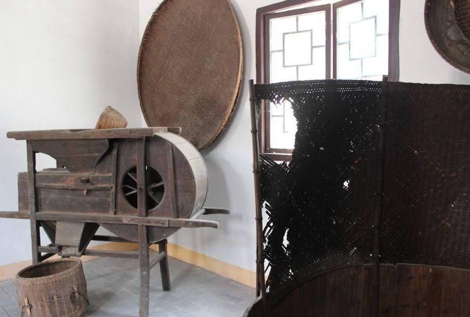 谷风车是为了吹去稻中的草屑,瘪粒等杂质.