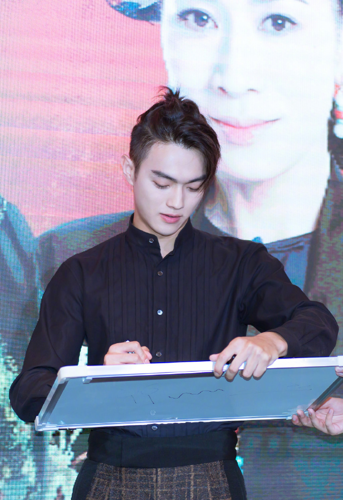 许凯这样的回眸一笑真的好帅,看一眼就是心动的感觉,好迷人!