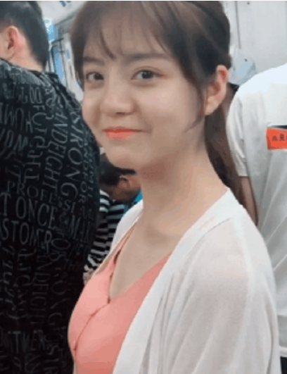 地铁里"最美女孩",转头微笑瞬间,网友:世界停止运转!