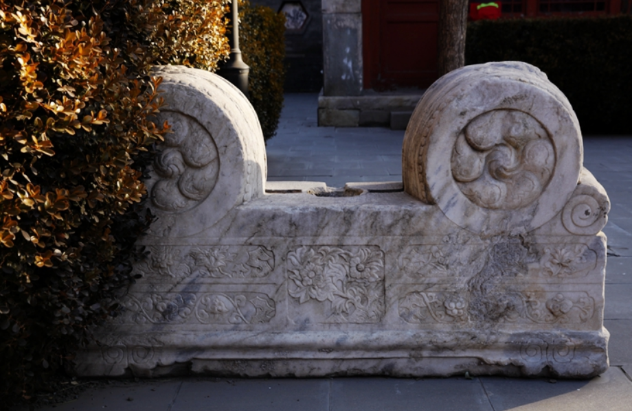 位于柳荫街的涛贝勒府内一对精美的滚墩石