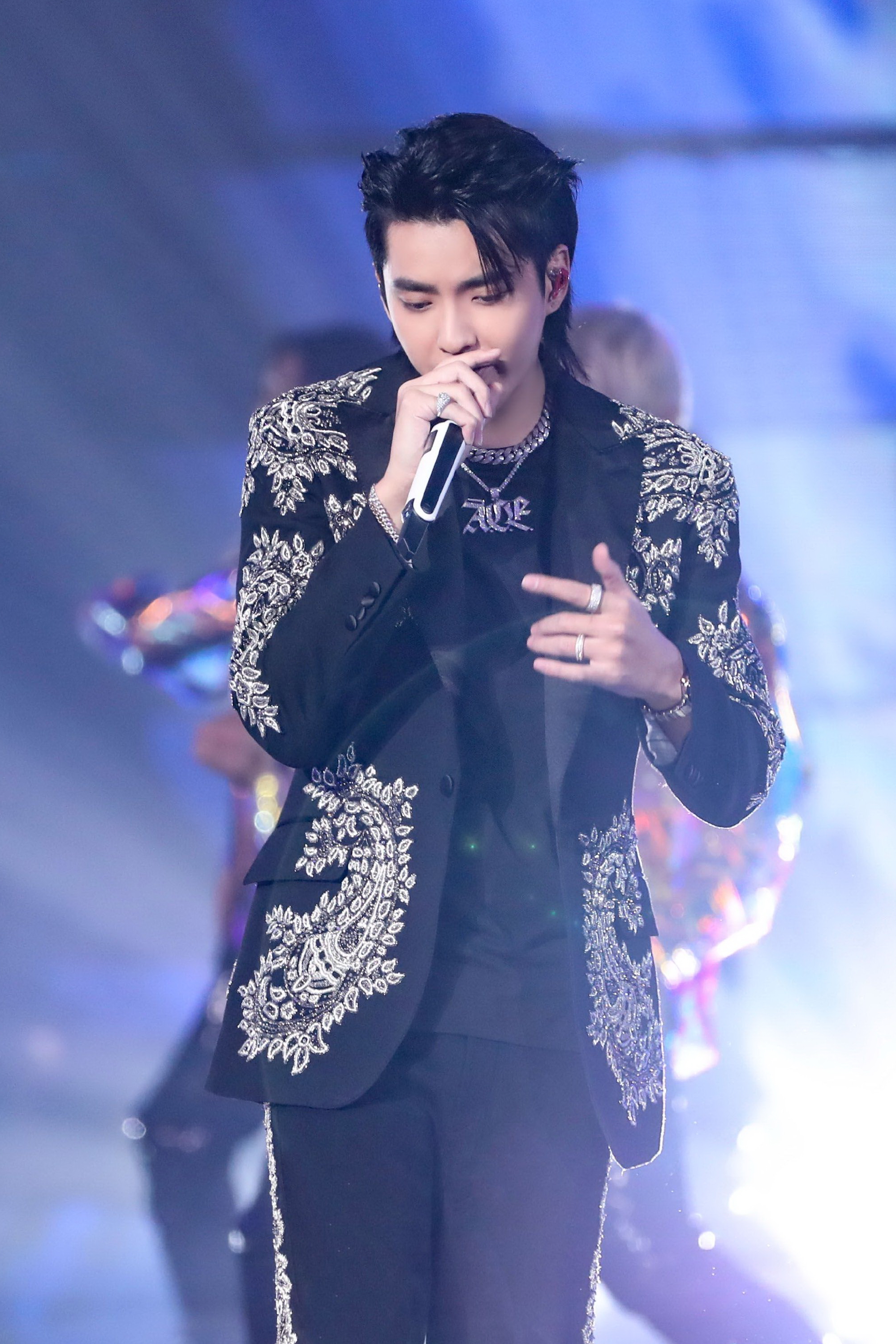 吴亦凡东方卫视跨年,alexander mcqueen私人定制 梅格妮-鲵西服