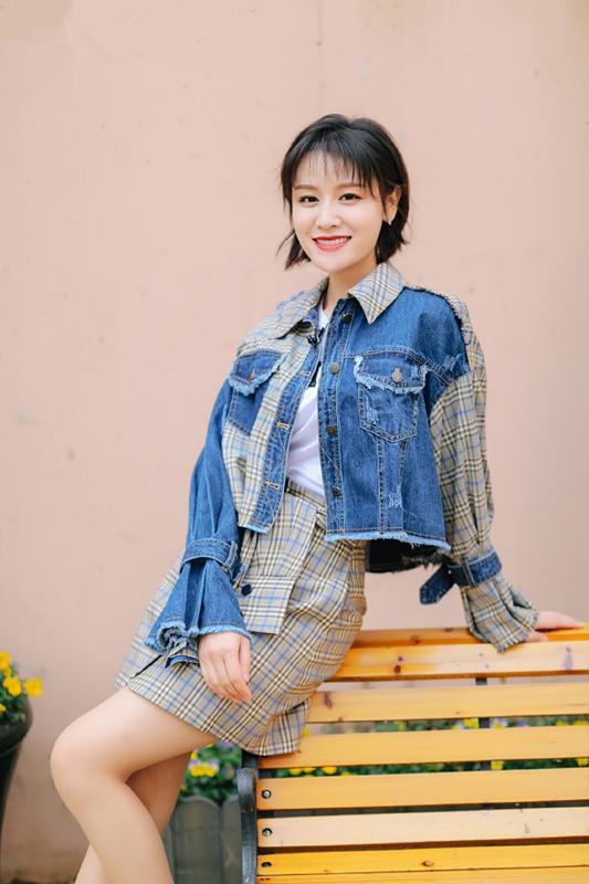 田亮妻子叶一茜现身机场,穿牛仔短裤哪像35岁,长腿抢眼不低调