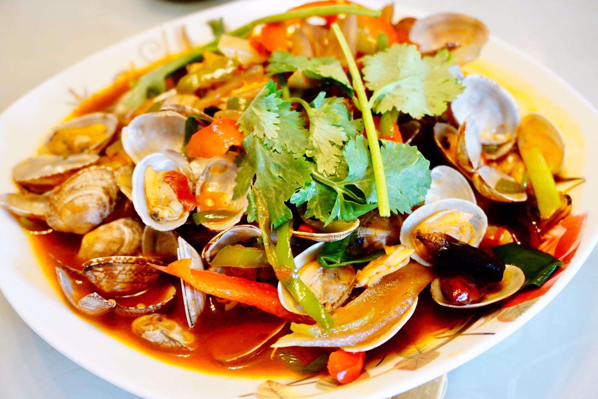 炒花甲时,别只会焯水浸泡了,牢记这个小技巧,一分钟吐干净沙子