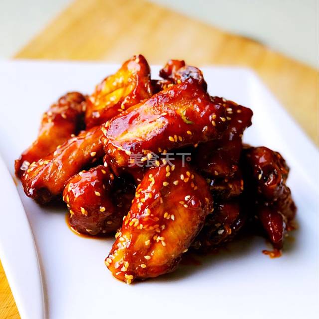 蜜汁小排,鲜甜香软,口感嫩嫩的,好吃到想要啃骨头