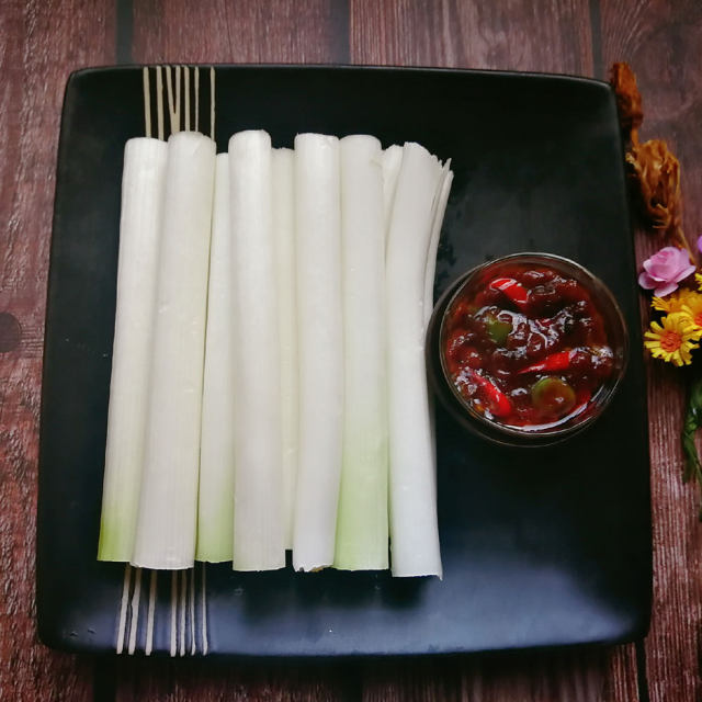 大葱蘸酱,咸鲜中带着新葱的甜脆,好吃又下饭