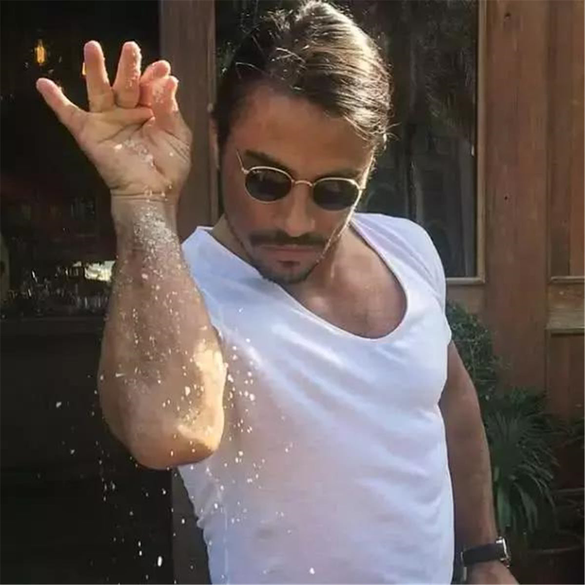 土耳其网红"撒盐哥"餐厅表演失控酿火灾,顾客被严重烧伤!