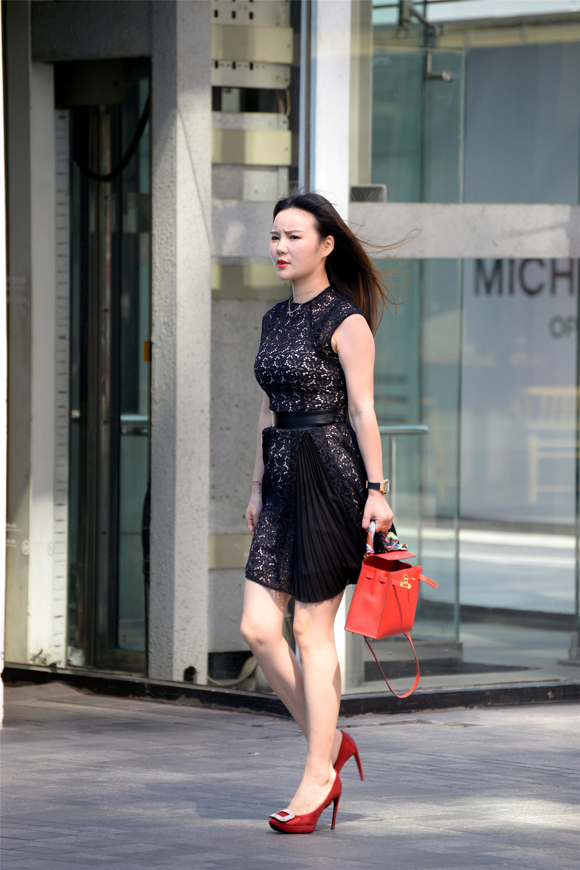 小姐姐无袖透视连衣短裙搭配一双红色细高跟,显身材高挑