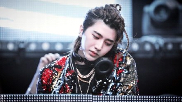 蔡徐坤洛杉矶变身dj打碟!脏辫造型超炫酷!网友:我爱天线宝宝!