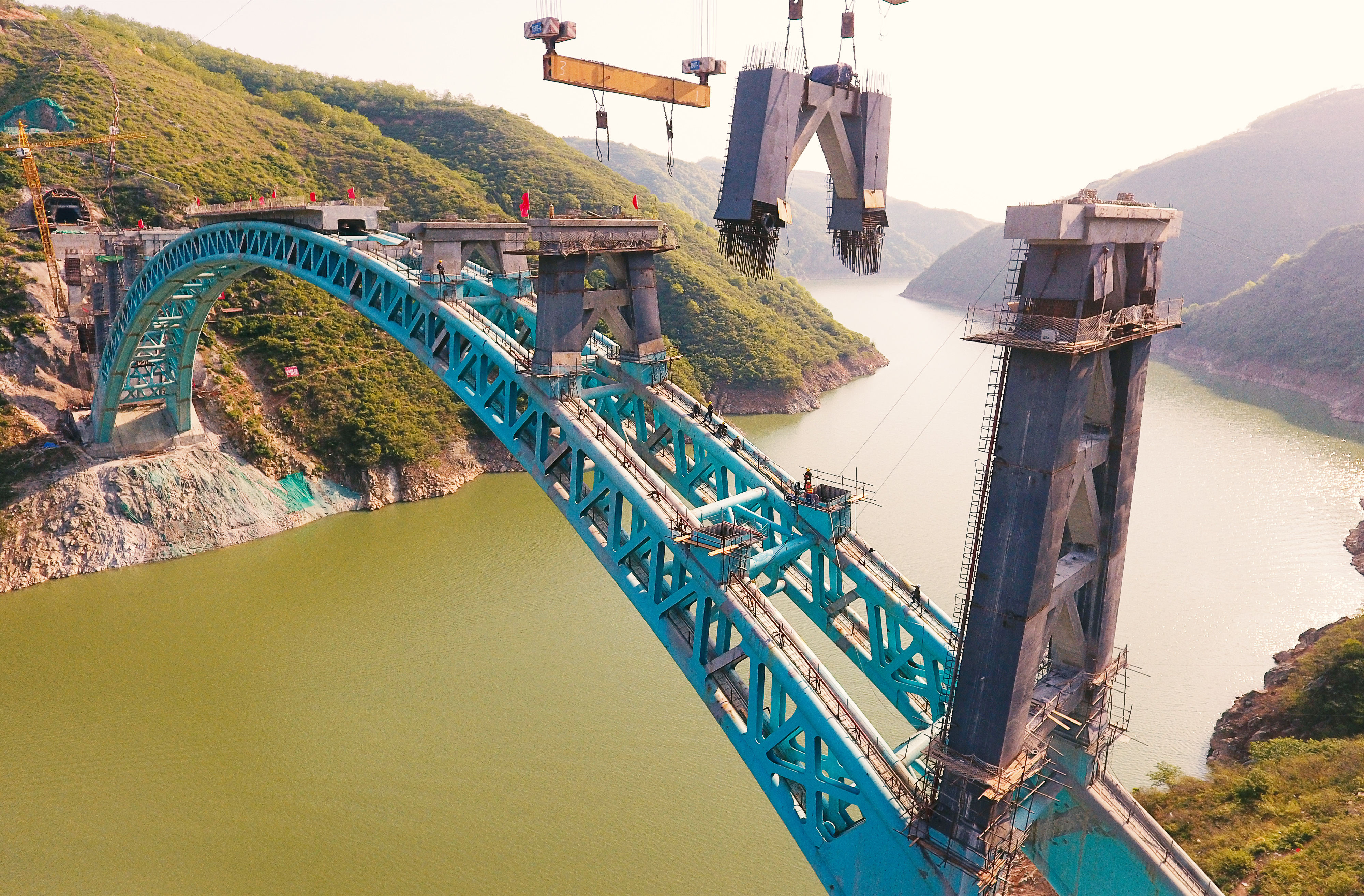 首座重载铁路单钢拱桥——蒙华铁路洛河大桥 进入施工冲刺阶段