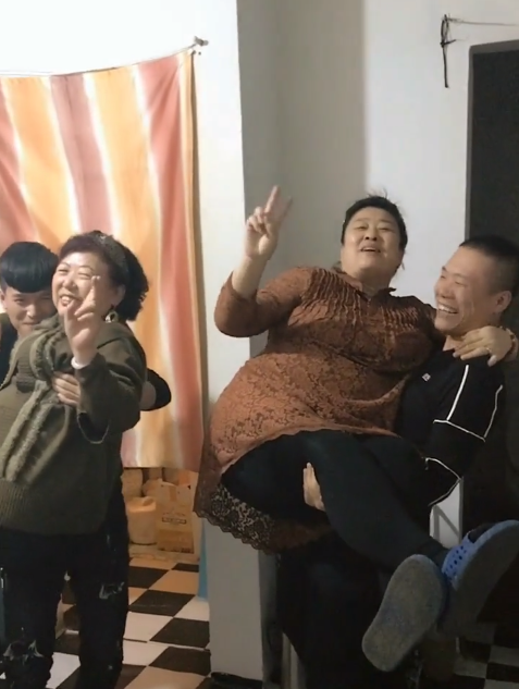 29岁小伙爱上49岁大妈,老妻少夫组团秀恩爱!真爱还是炒作?