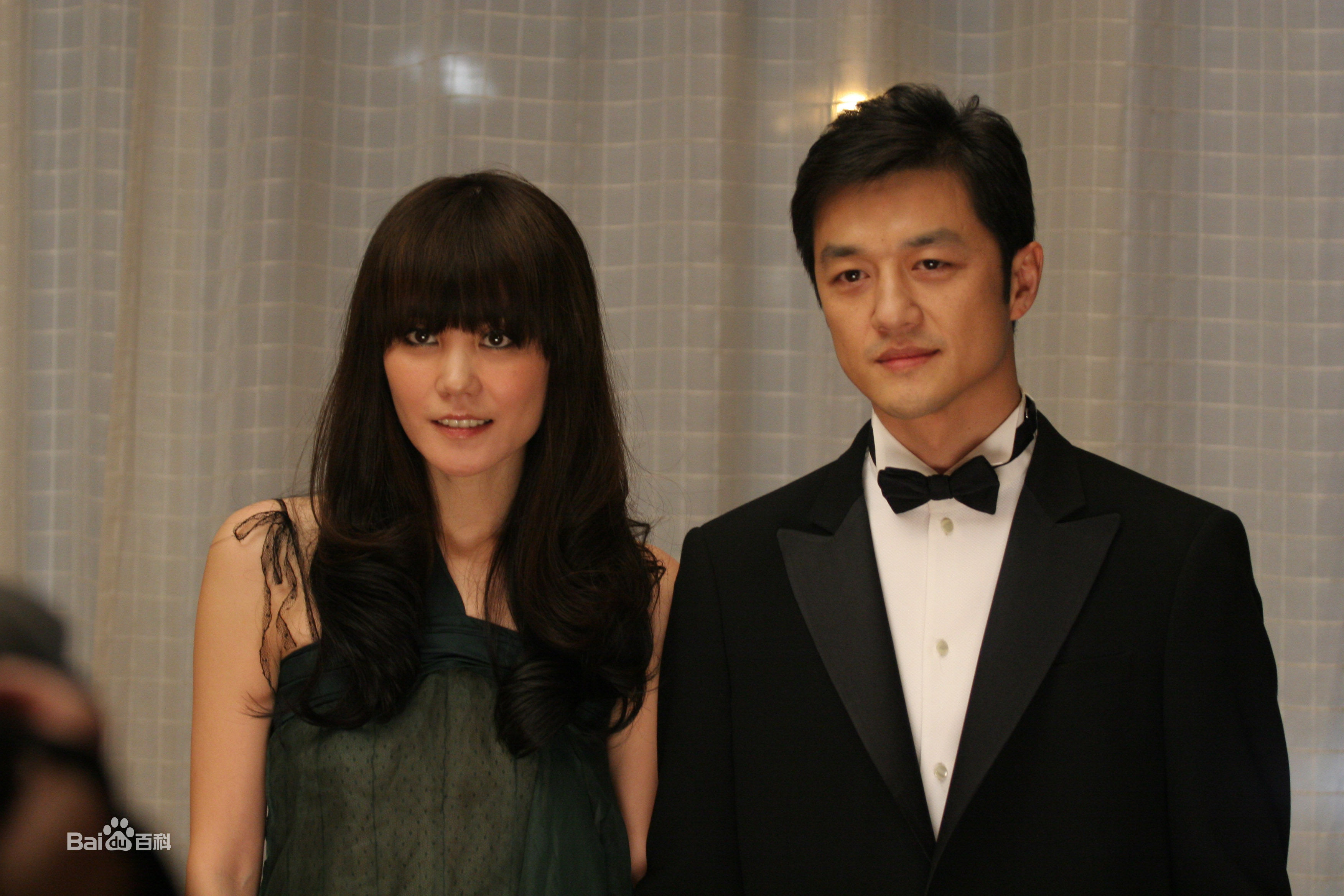 王菲缺席嫣然慈善晚宴,深夜见好友,坐姿豪放忘记有狗仔