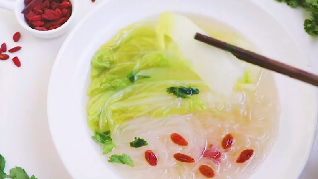 娃娃菜粉丝汤,上桌2分钟连汤汁都不剩,汤鲜味美,煮一盆不够吃