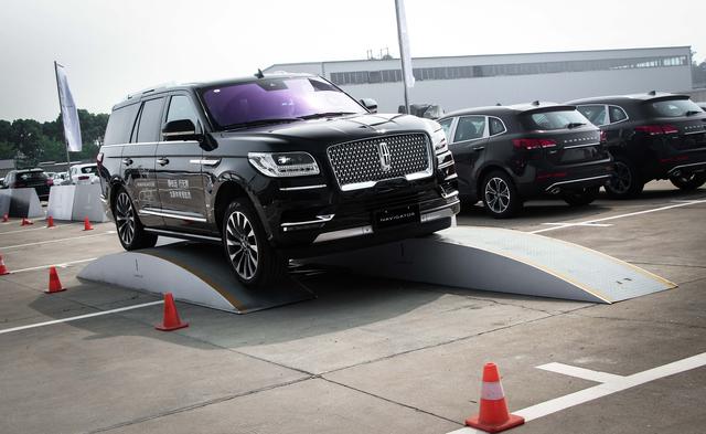 试驾fbi特工座驾 百公里油耗高达18升