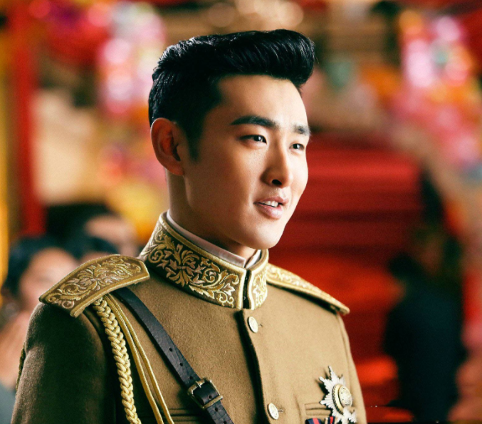 军婚:整个大院都传疯了,少将军长闪婚了,已经5天没去训练了