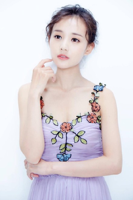 被李一桐惊艳了,麻花辫 抹胸裙,美得像仙女,初见便倾心!