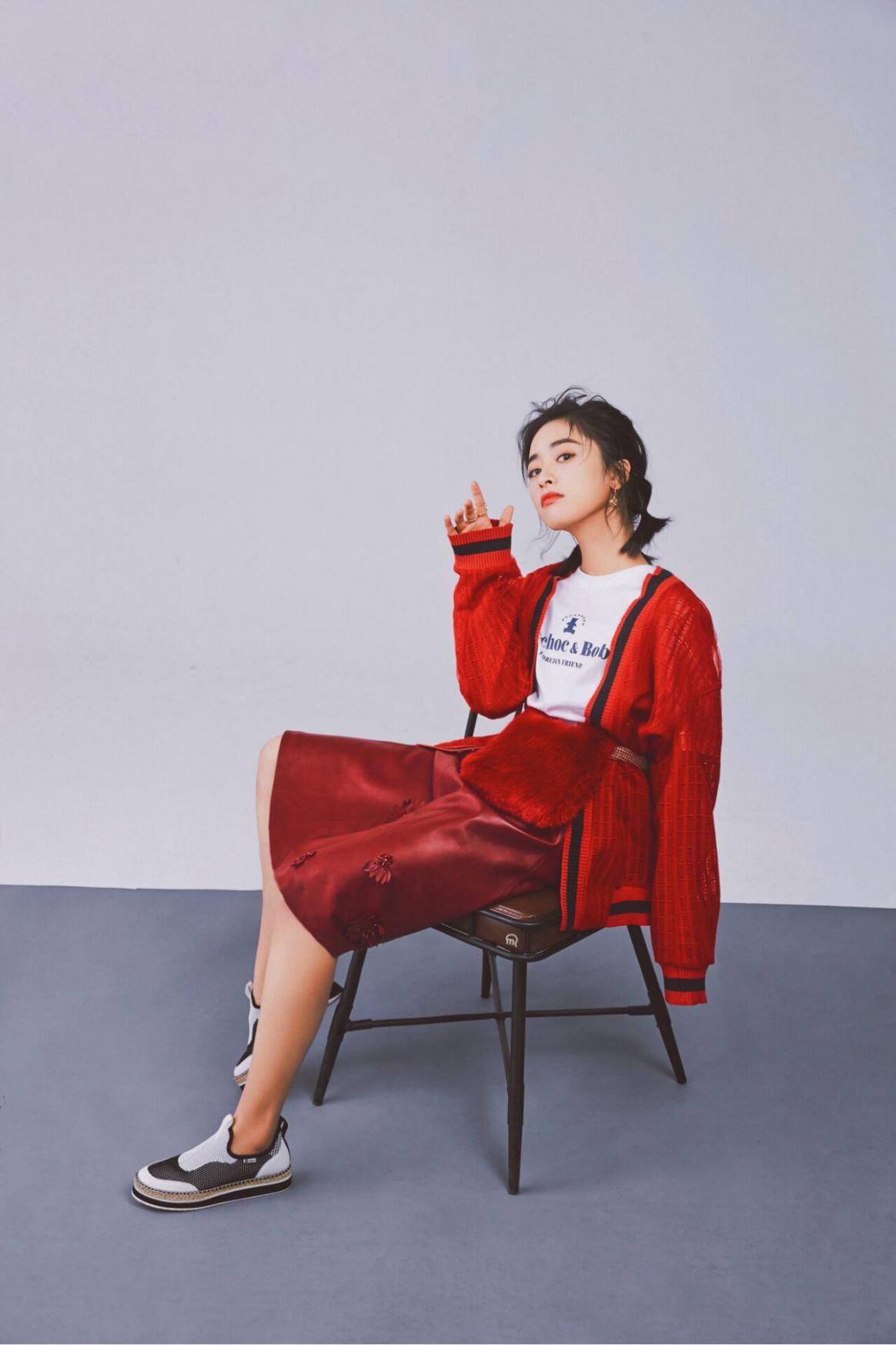 沈月一身红装玩转高级复古美洒脱有型网友转型了
