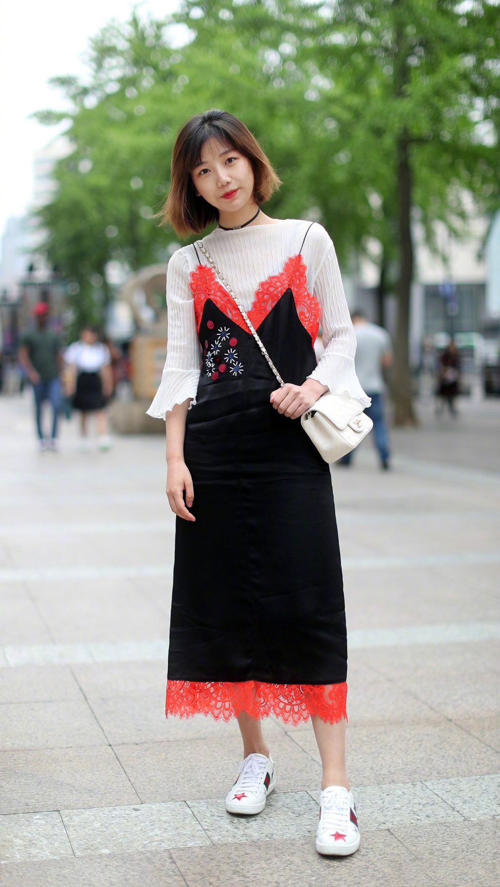 街拍:美女半丸子头减龄又时尚,简单的白t加破洞牛仔裤,系带小白鞋