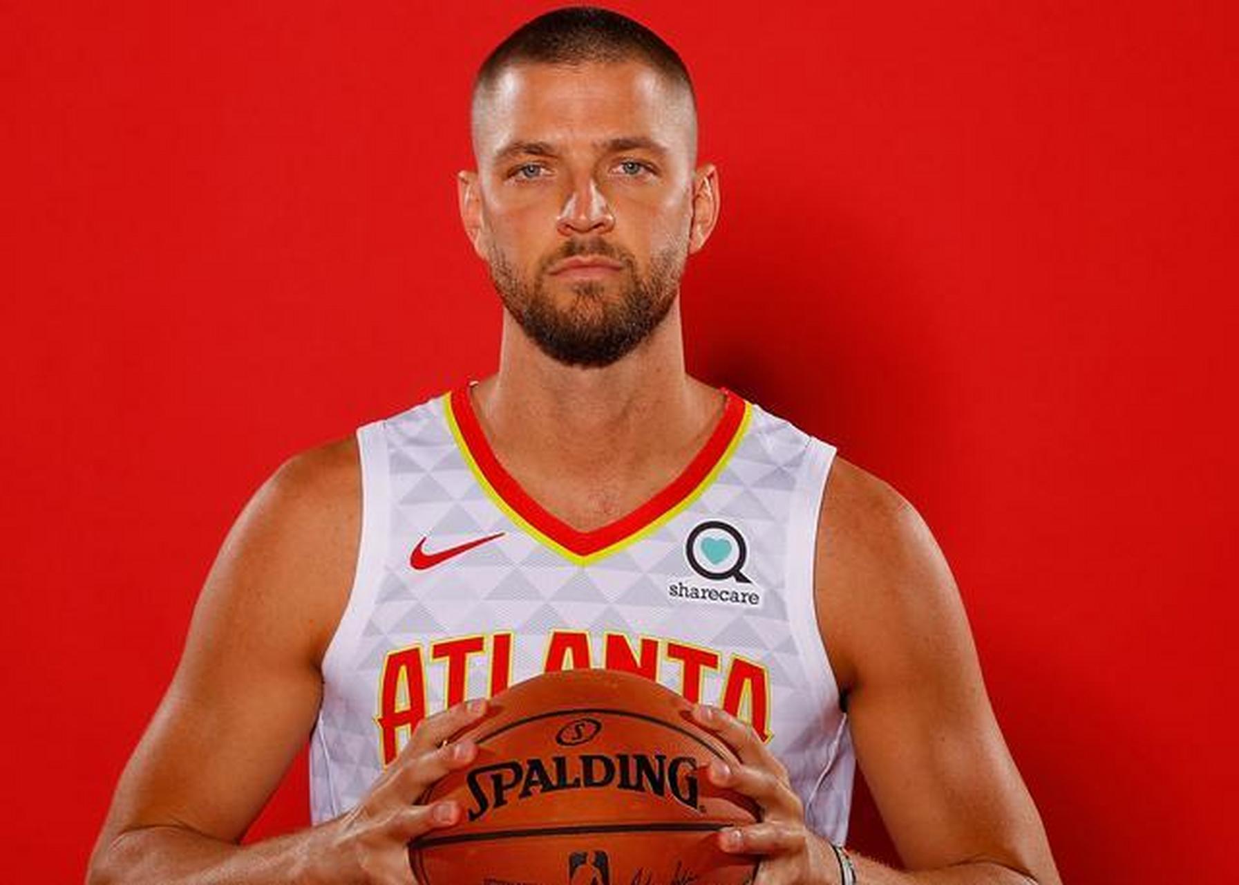 帕森斯在第三节的时候五分钟就拿下了5 3 1抢断的数据,甚至在下半场