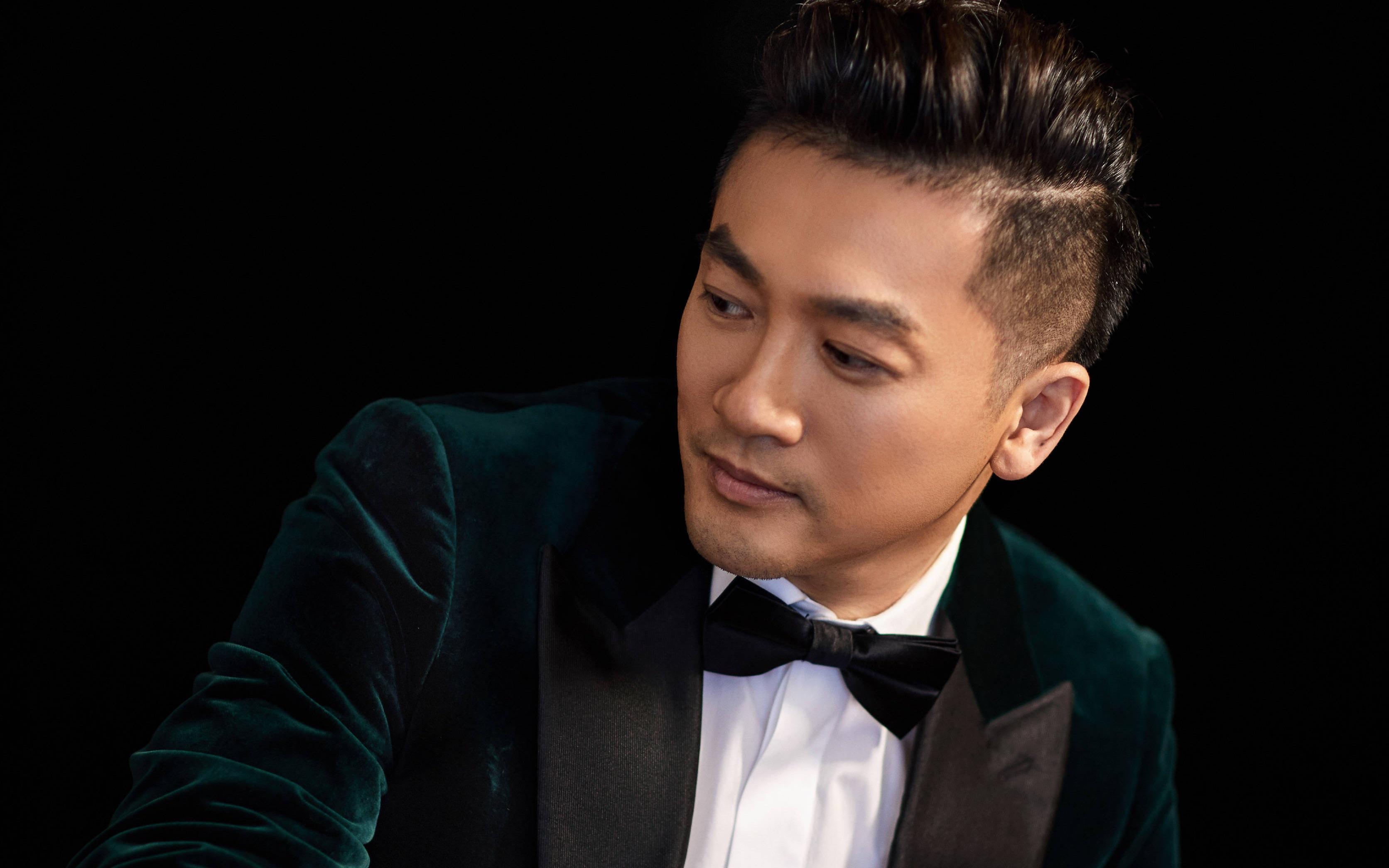 80年代以偶像歌手的身份爆红,之后跨界演员,转战导演,成绩斐然